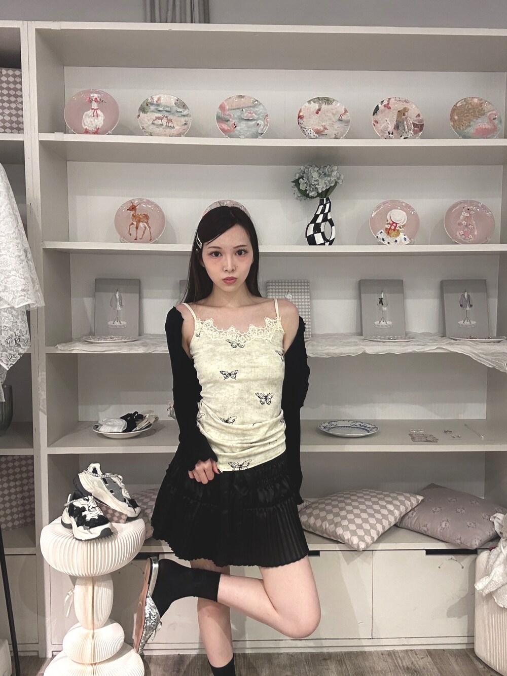 ホワイト系のキャミソール、ブラック系のスカートを着用したレディースの夏コーディネートの1枚目の写真