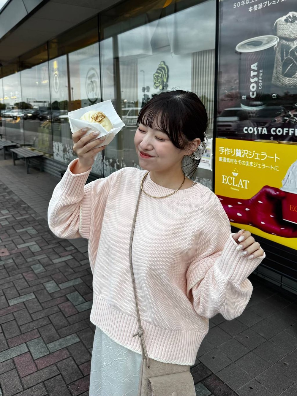 ゴールド系のチョーカーを着用したレディースの冬コーディネートの1枚目の写真