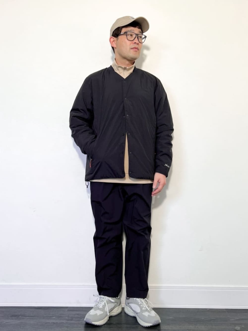 ブラック系のダウンジャケット/コートを着用したメンズの冬コーディネートの1枚目の写真