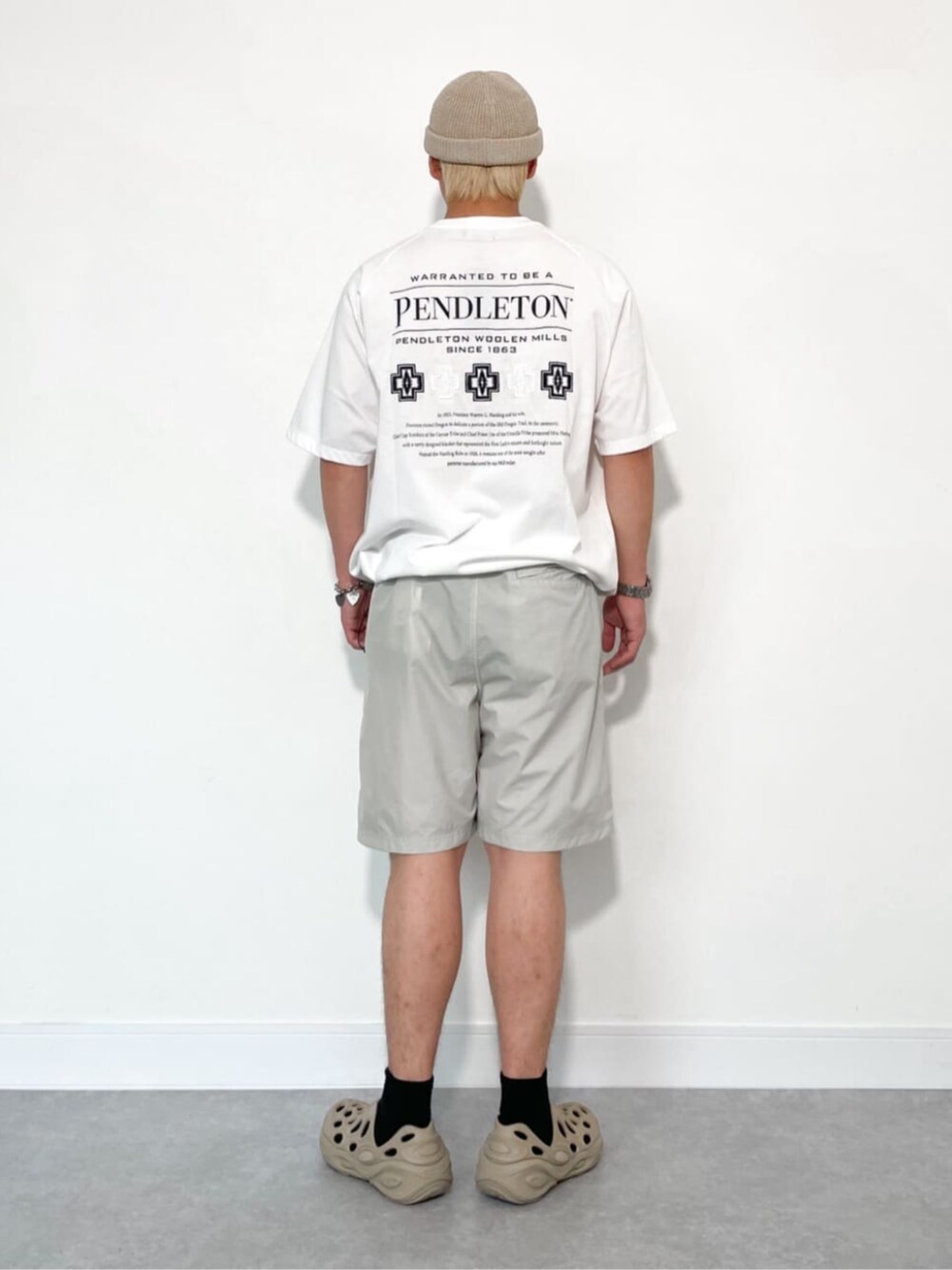 ホワイト系のTシャツ/カットソーを着用したメンズの夏コーディネートの1枚目の写真