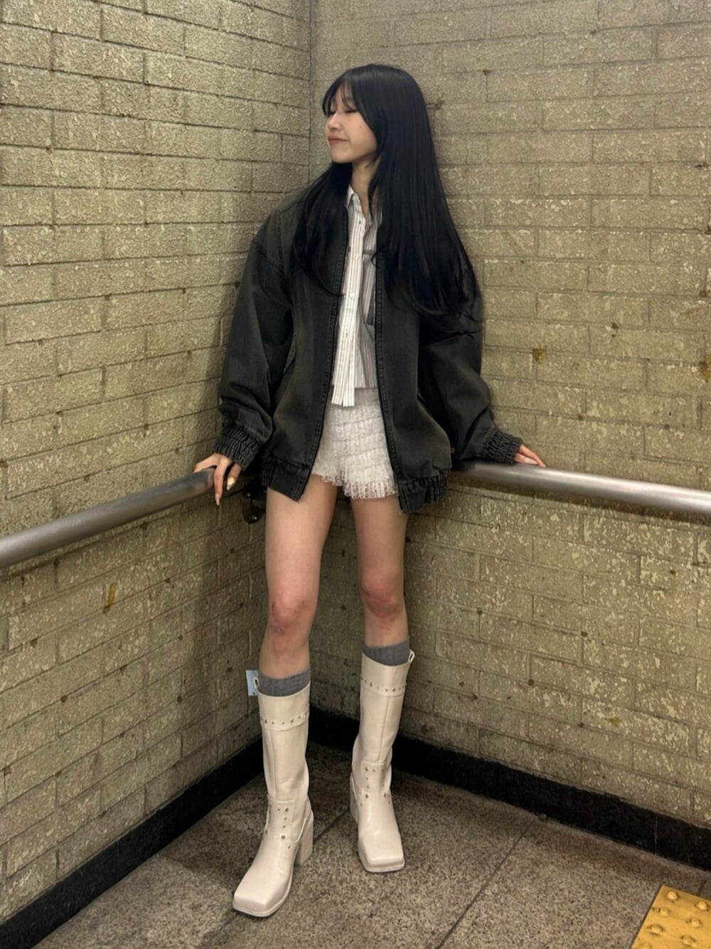 ブラック系のデニムジャケット、ホワイト系のシャツ/ブラウス、ホワイト系のその他パンツを着用したレディースの春コーディネートの1枚目の写真