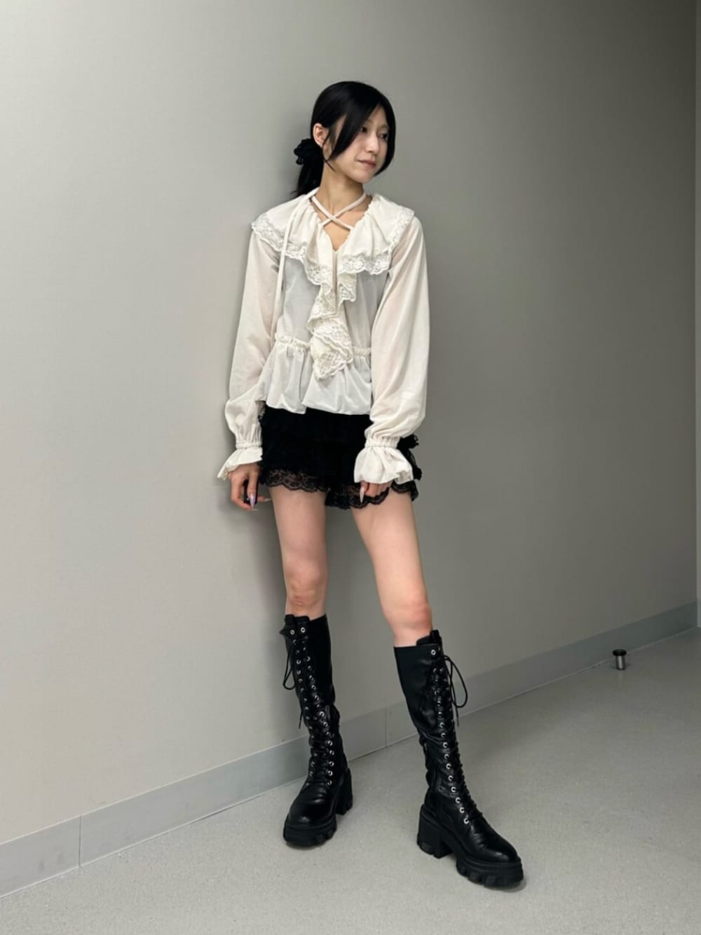 ブラック系のブーツ、ブラック系のその他パンツ、ホワイト系のシャツ/ブラウスを着用したレディースの秋コーディネートの1枚目の写真