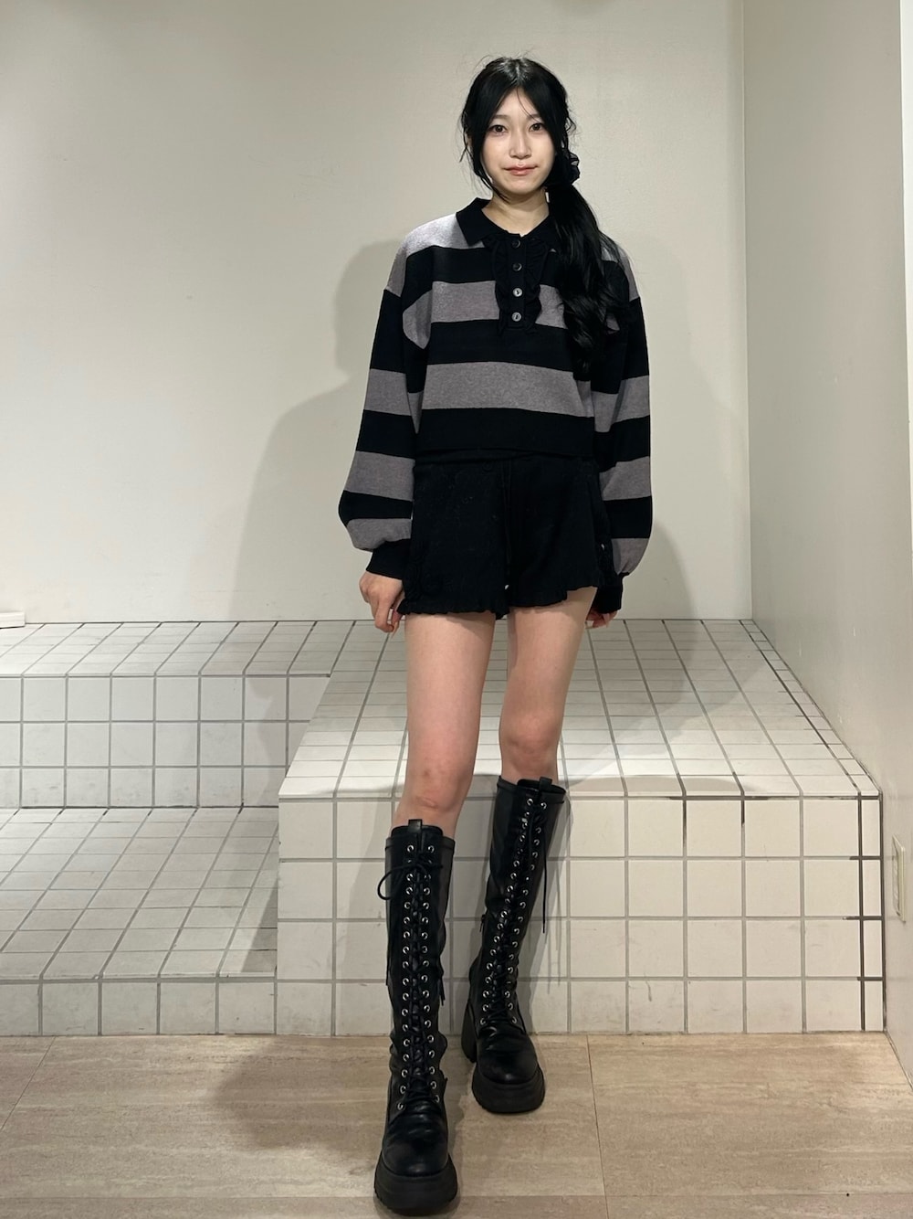 ブラック系のその他パンツ、その他のニット/セーター、ブラック系のブーツを着用したレディースの秋コーディネートの1枚目の写真