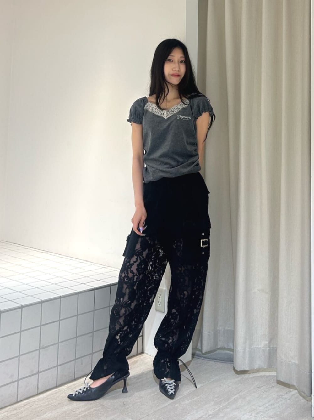 ブラック系のパンプス、ブラック系のその他パンツ、グレー系のTシャツ/カットソーを着用したレディースの夏コーディネートの1枚目の写真