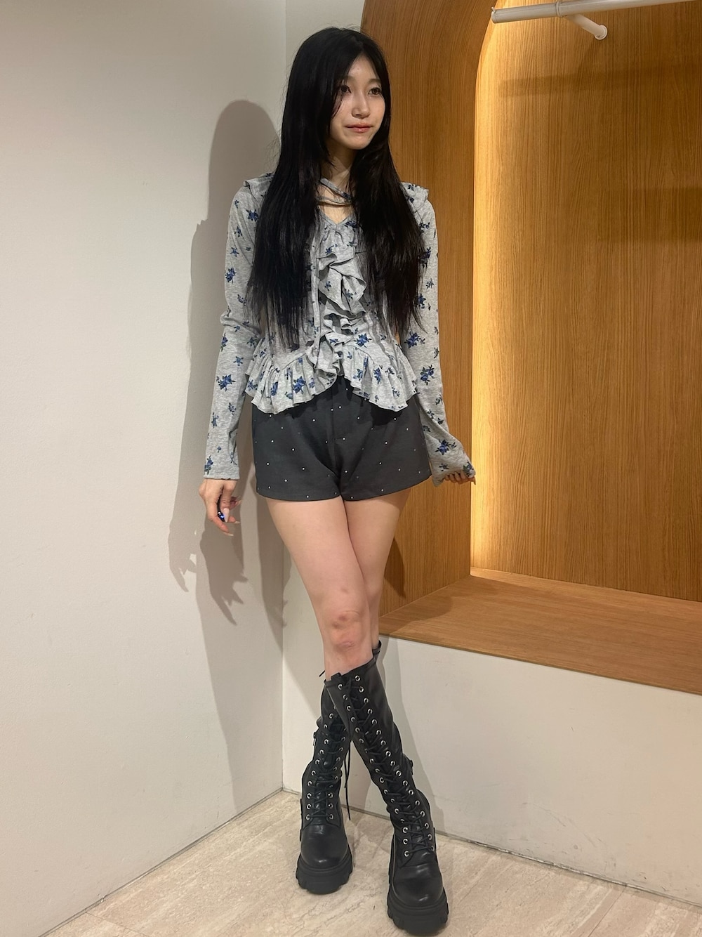 グレー系のその他パンツ、グレー系のTシャツ/カットソー、ブラック系のブーツを着用したレディースの秋コーディネートの1枚目の写真