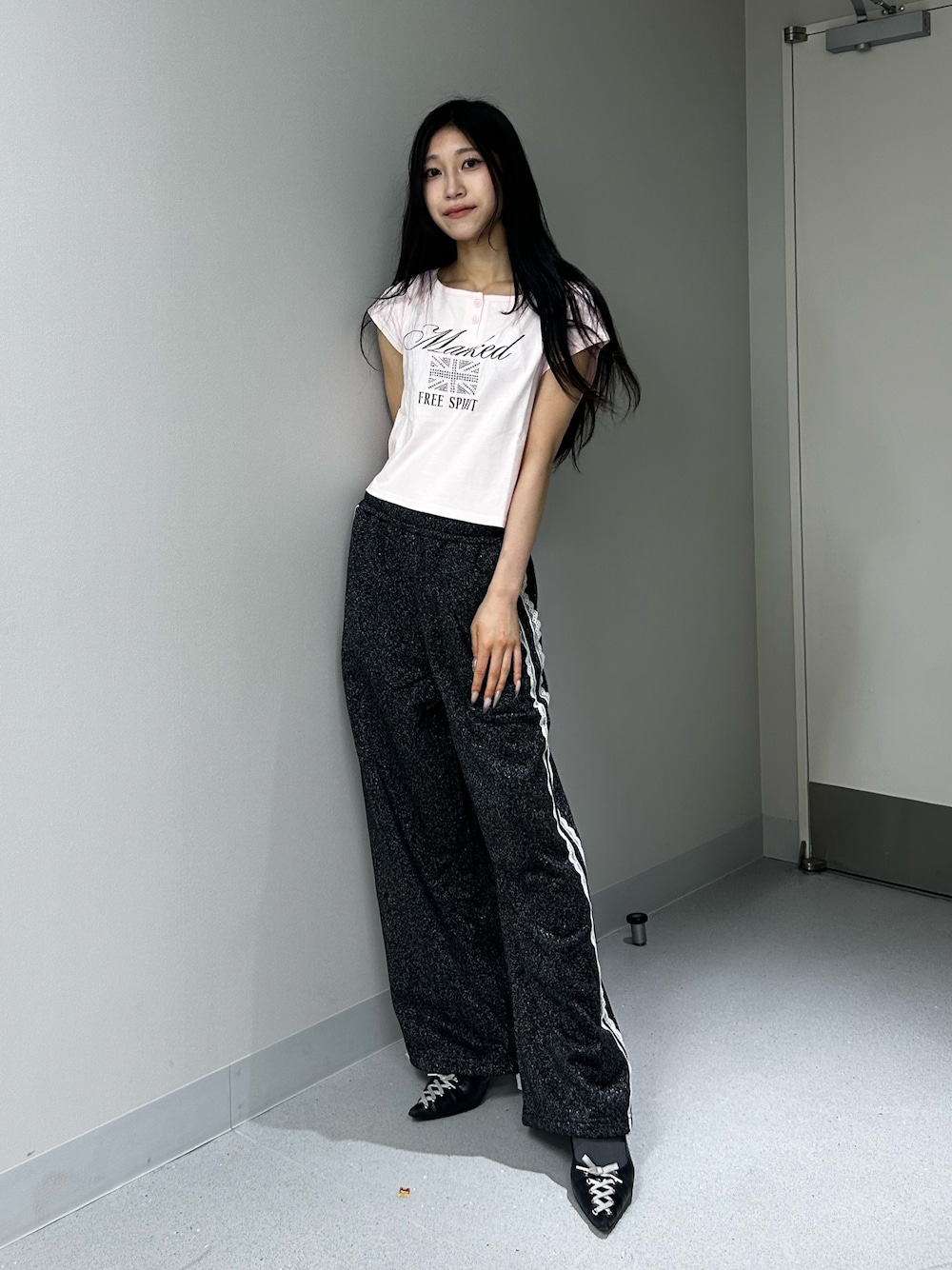 ブラック系のその他パンツ、ピンク系のTシャツ/カットソー、ブラック系のパンプスを着用したレディースの夏コーディネートの1枚目の写真