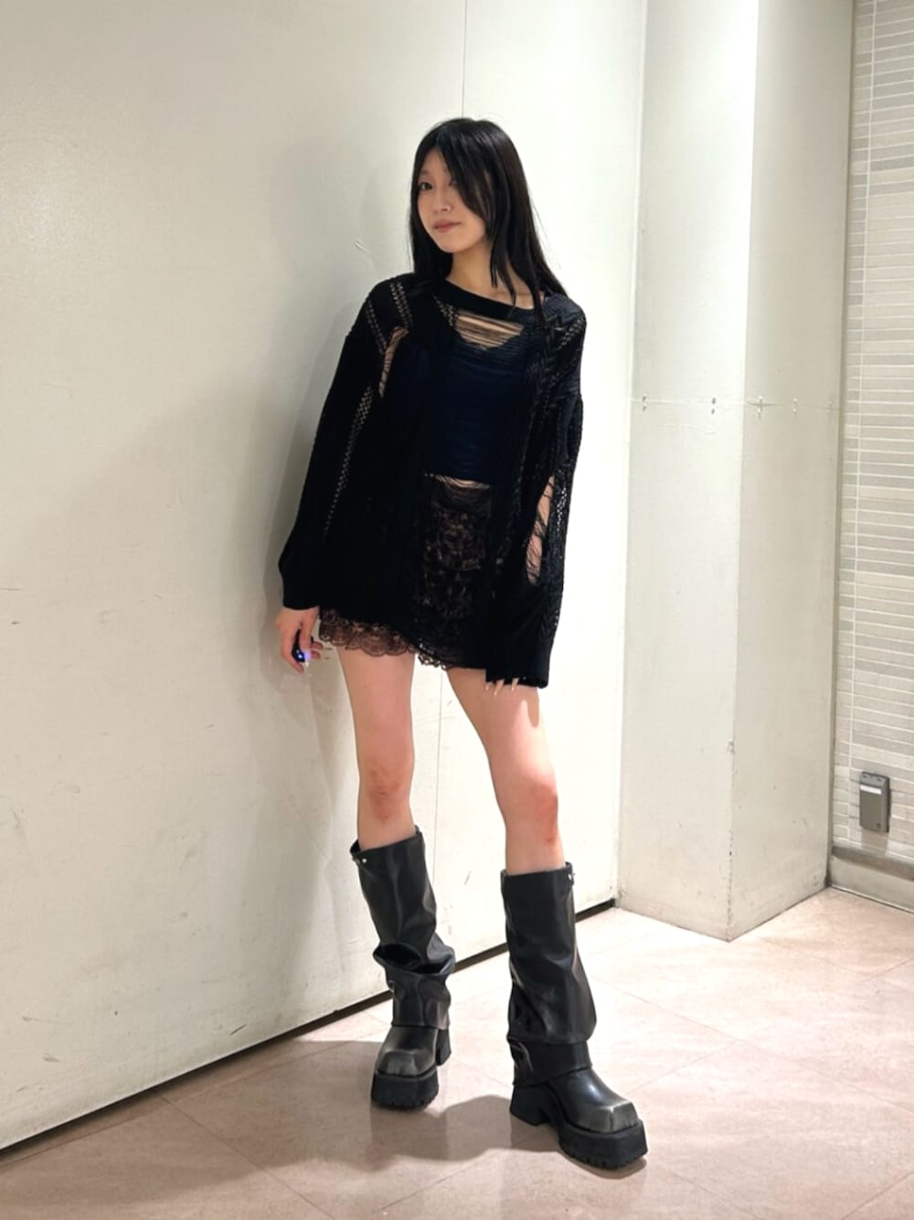 ブラウン系のその他パンツ、ブラック系のブーツ、ブラック系のニット/セーターを着用したレディースの秋コーディネートの1枚目の写真
