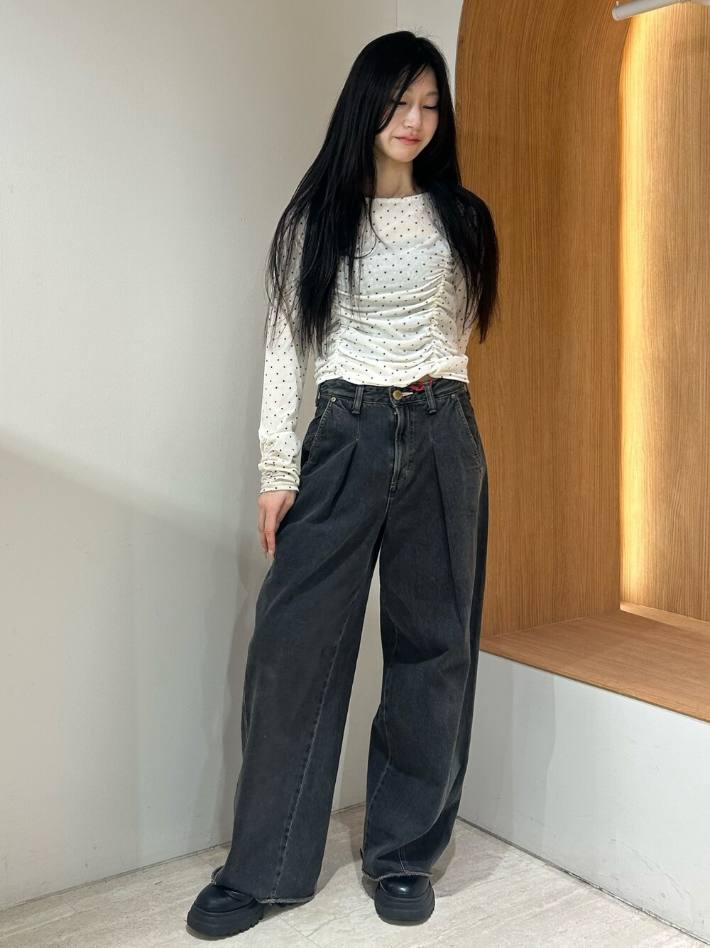 ブラック系のデニムパンツ、ホワイト系のTシャツ/カットソーを着用したレディースの秋コーディネートの1枚目の写真