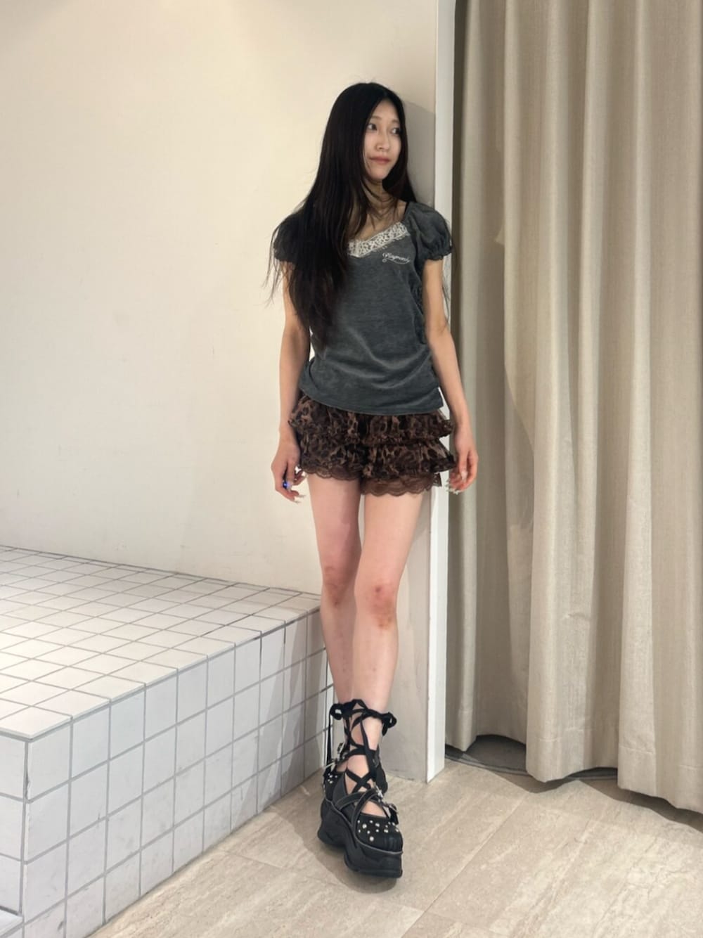 ブラウン系のその他パンツ、ブラック系のサンダル、グレー系のTシャツ/カットソーを着用したレディースの夏コーディネートの1枚目の写真