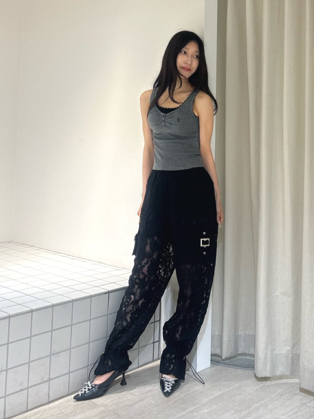ブラック系のパンプス、ブラック系のその他パンツ、グレー系のタンクトップを着用したレディースの夏コーディネートの1枚目の写真