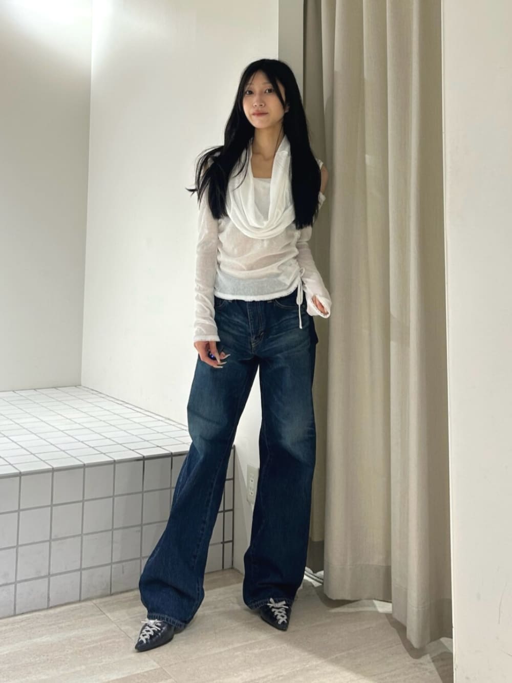 ブラック系のパンプス、ブルー系のデニムパンツ、ホワイト系のTシャツ/カットソーを着用したレディースの秋コーディネートの1枚目の写真