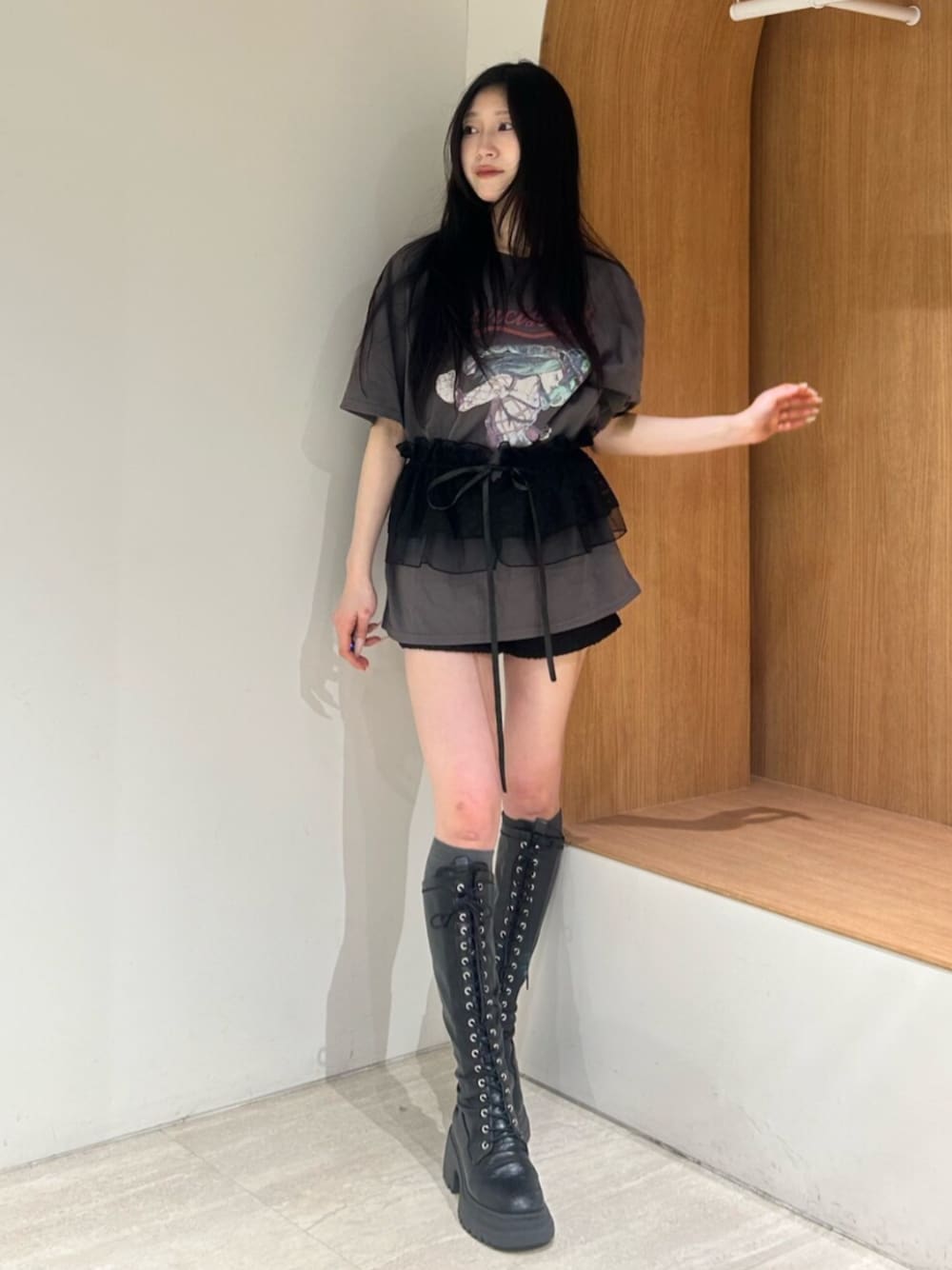 ブラック系のブーツ、ブラック系のその他パンツ、ブラック系のTシャツ/カットソーを着用したレディースの冬コーディネートの1枚目の写真