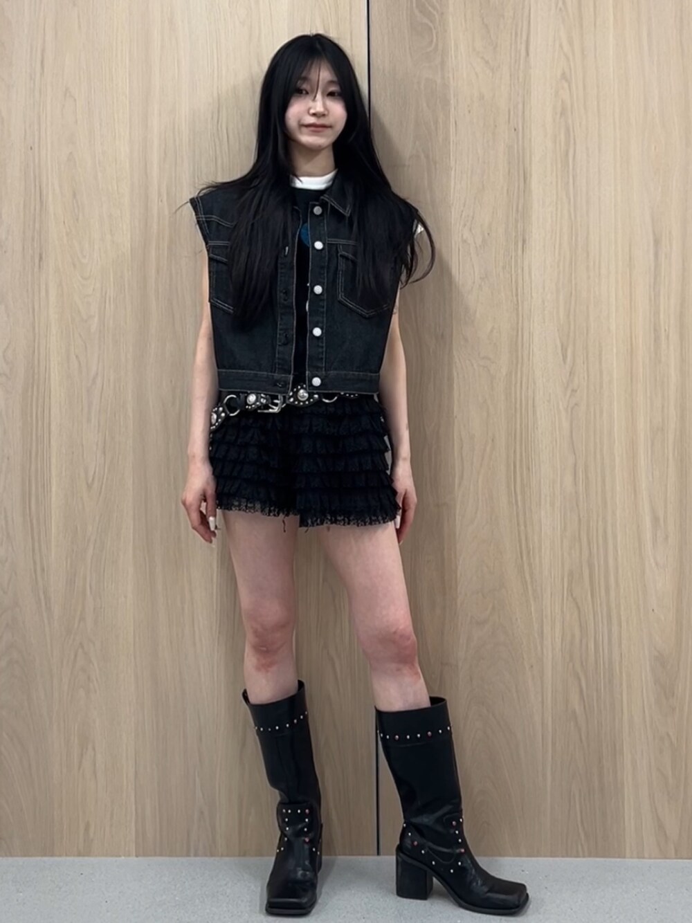 ブラック系のその他パンツ、ブラック系のブーツ、ブラック系のTシャツ/カットソーを着用したレディースの春コーディネートの1枚目の写真