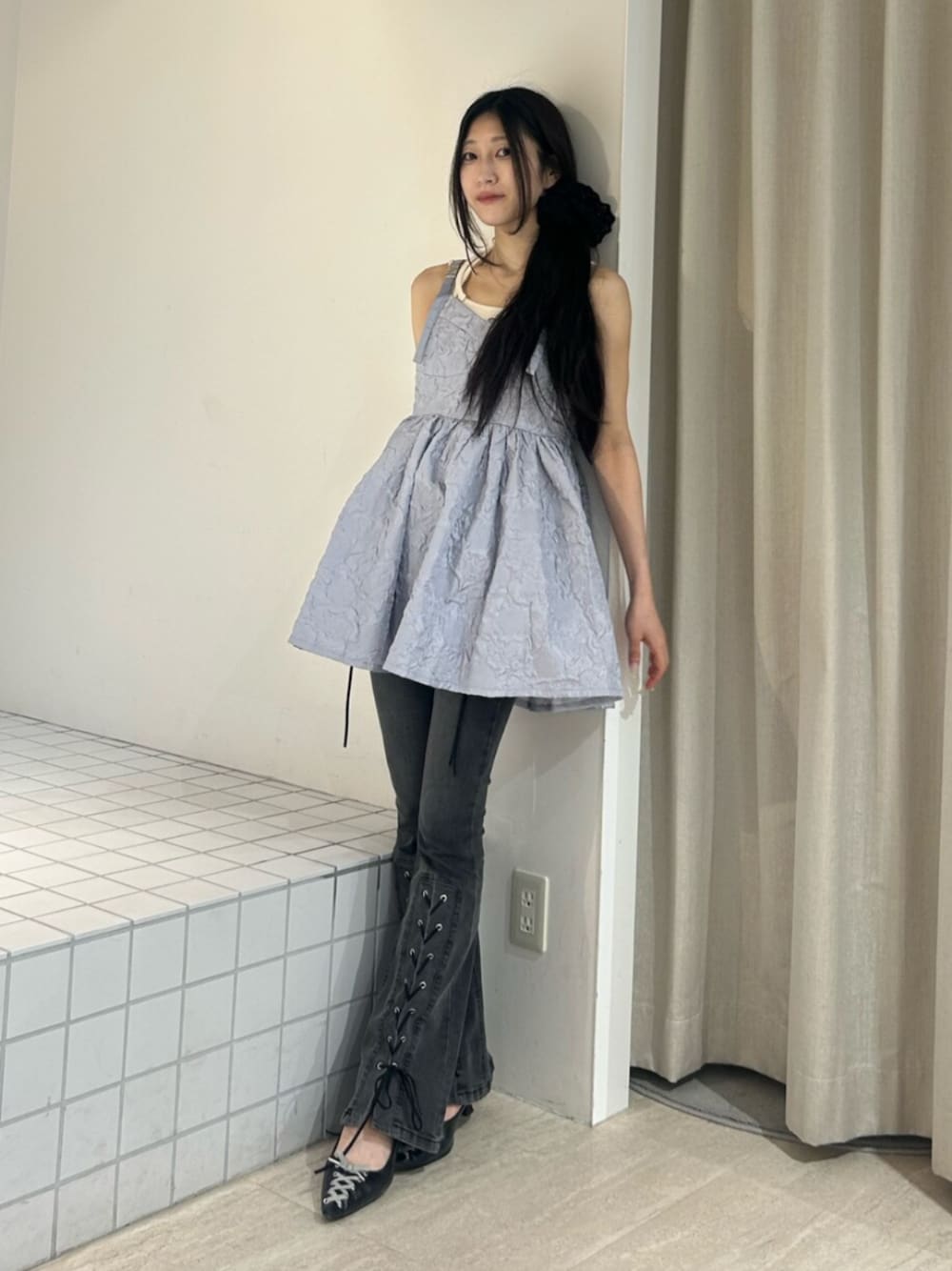 ブラック系のパンプス、ホワイト系のキャミソール、ブラック系のデニムパンツを着用したレディースの夏コーディネートの1枚目の写真