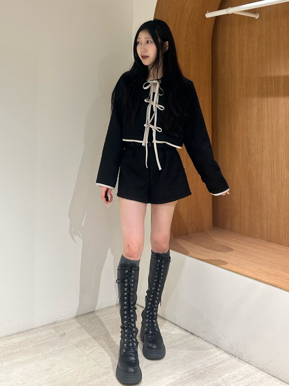 ブラック系のその他パンツ、ブラック系のノーカラージャケット、ブラック系のブーツを着用したレディースの冬コーディネートの1枚目の写真