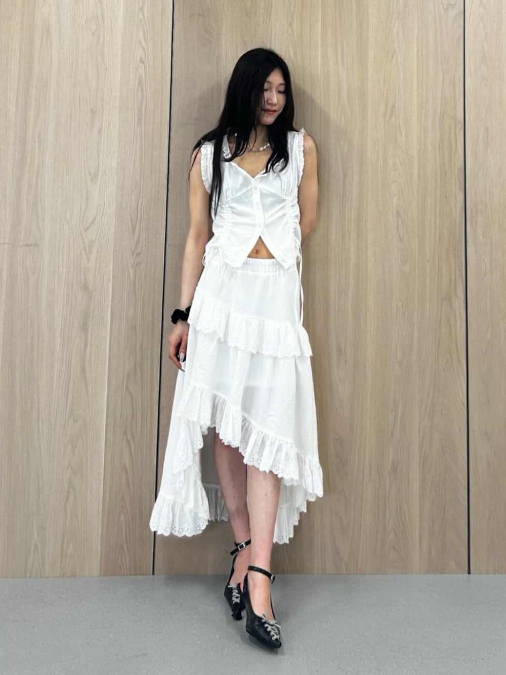 ブラック系のパンプス、ホワイト系のシャツ/ブラウス、ホワイト系のスカートを着用したレディースの夏コーディネートの1枚目の写真