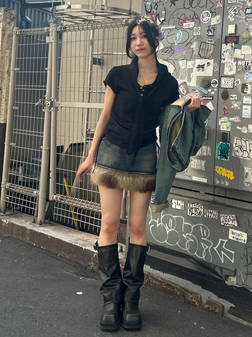 ブラック系のTシャツ/カットソー、ブラック系のブーツ、ブルー系のスカートを着用したレディースの夏コーディネートの1枚目の写真