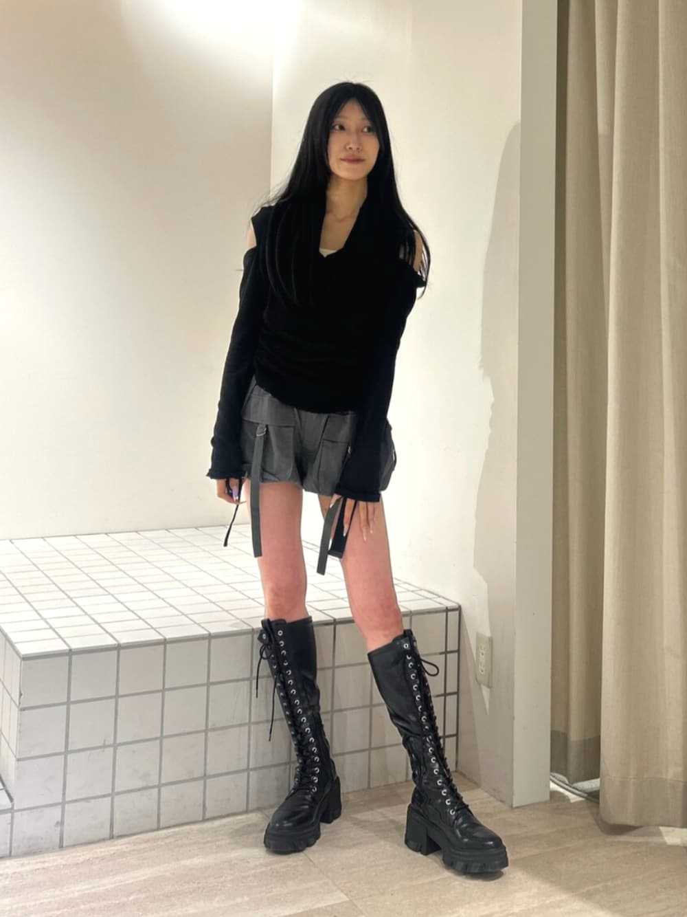 ブラック系のブーツ、グレー系のその他パンツ、ブラック系のTシャツ/カットソーを着用したレディースの秋コーディネートの1枚目の写真