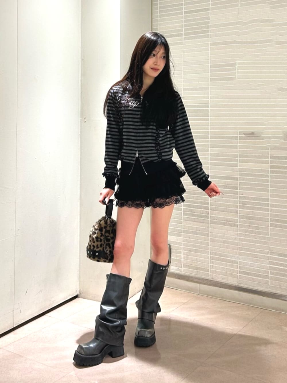 ブラック系のその他パンツ、ブラック系のパーカー、ブラック系のブーツを着用したレディースの秋コーディネートの1枚目の写真