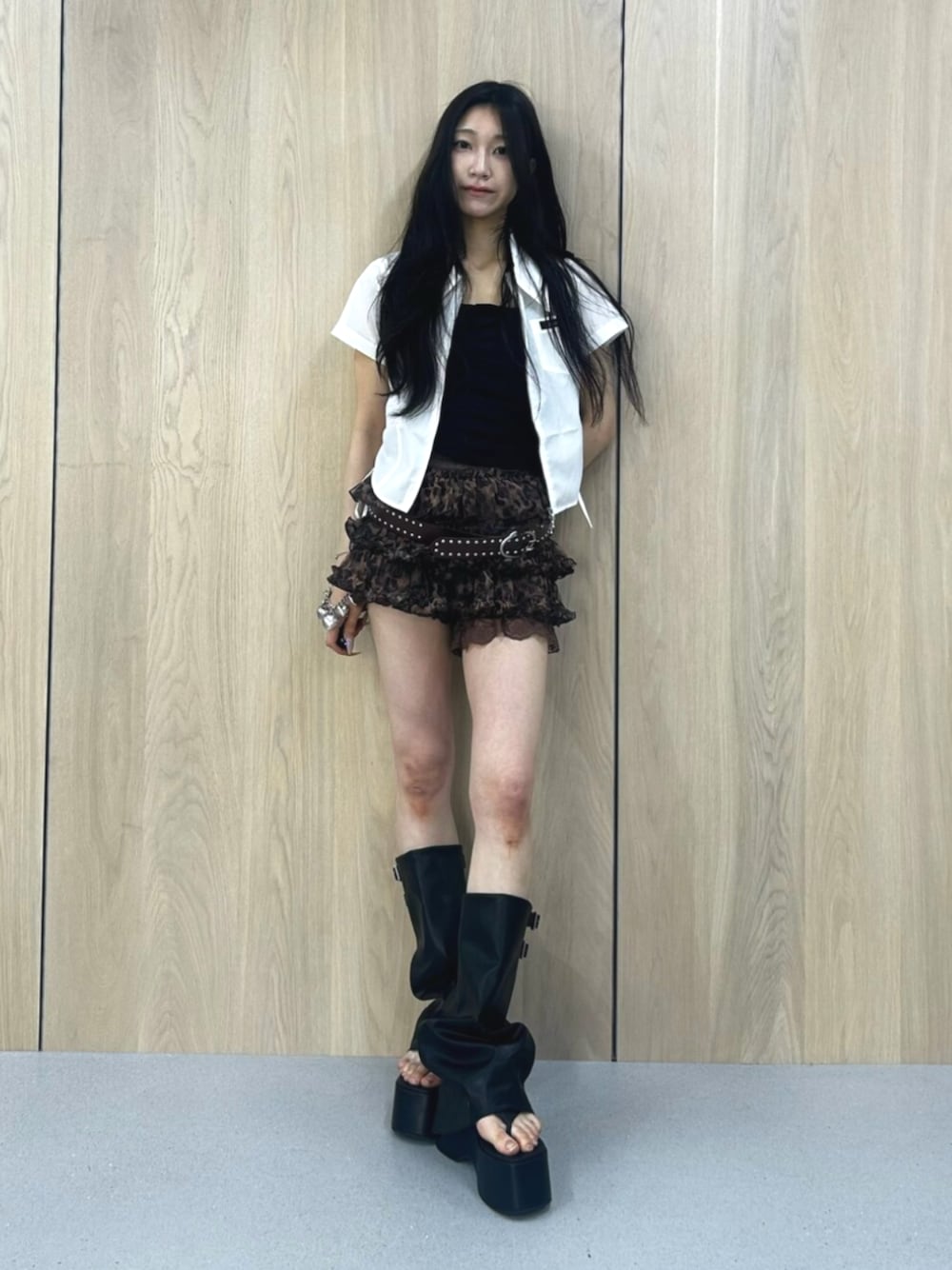 ブラウン系のその他パンツ、ブラック系のサンダル、ホワイト系のシャツ/ブラウスを着用したレディースの夏コーディネートの1枚目の写真