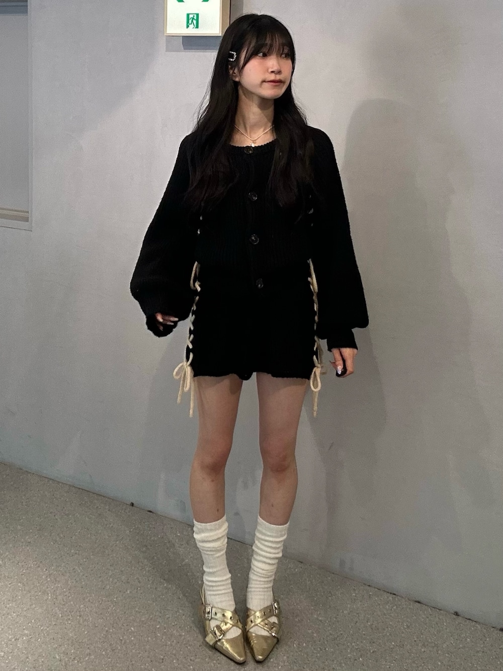 ブラック系のカーディガン/ボレロ、ブラック系のその他パンツ、ゴールド系のパンプスを着用したレディースの秋コーディネートの1枚目の写真