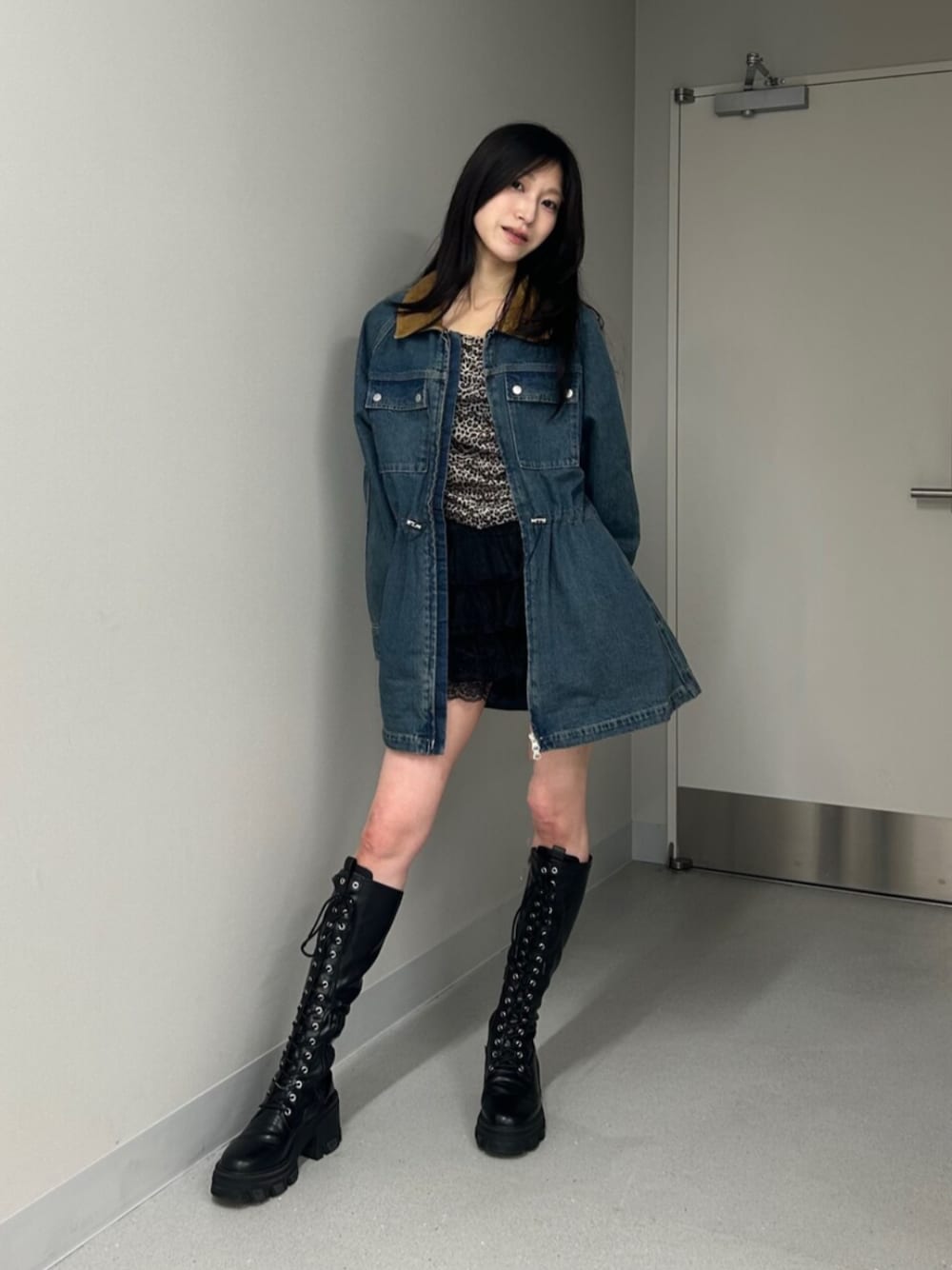 ブラック系のブーツ、ブラック系のその他パンツ、ブルー系のブルゾンを着用したレディースの秋コーディネートの1枚目の写真