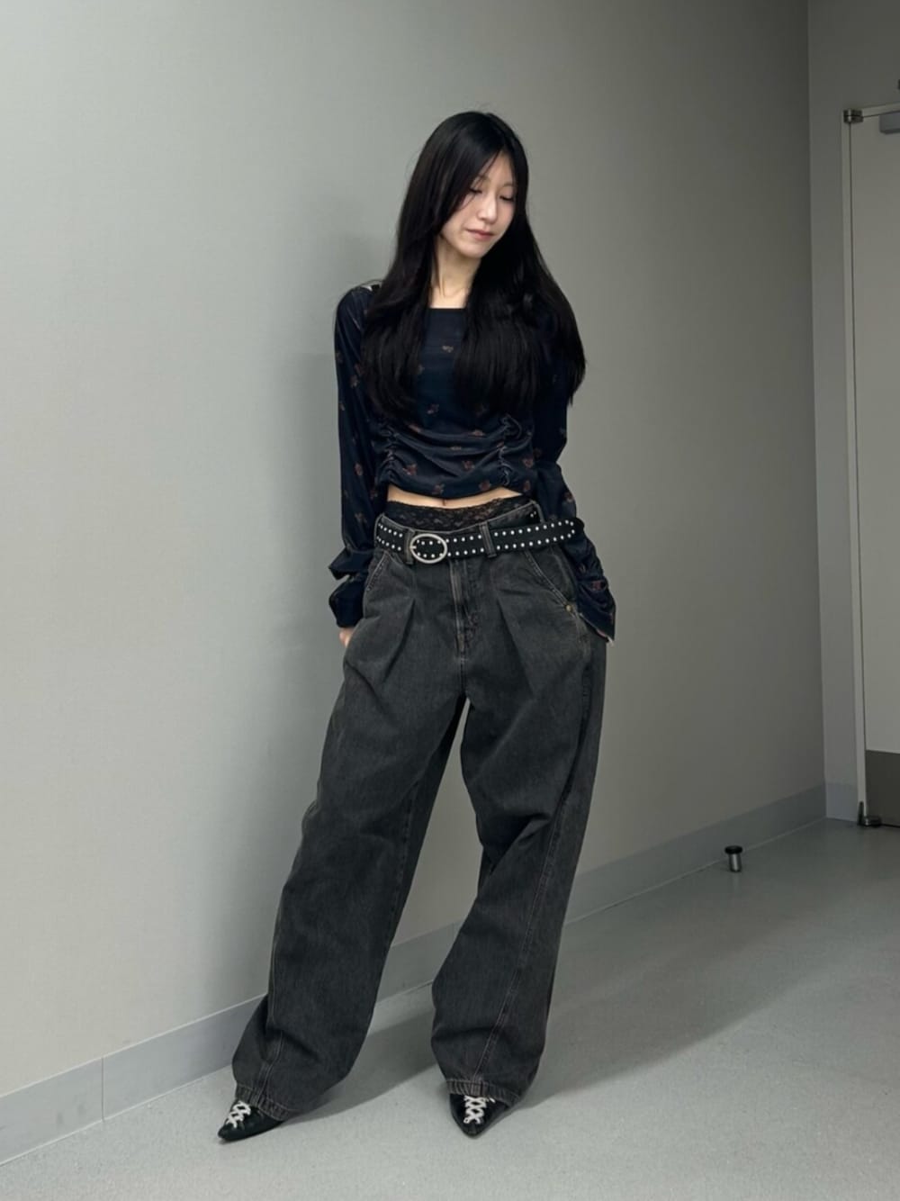 ブラック系のパンプス、ブラック系のTシャツ/カットソー、ブラック系のデニムパンツを着用したレディースの秋コーディネートの1枚目の写真