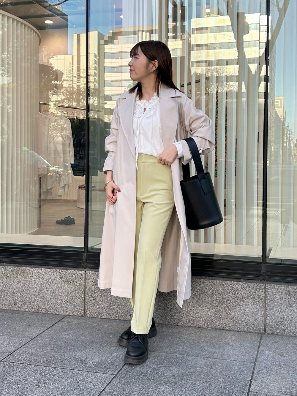 ホワイト系のシャツ/ブラウス、グリーン系のその他パンツ、ブラック系のトートバッグを着用したレディースの春コーディネートの1枚目の写真