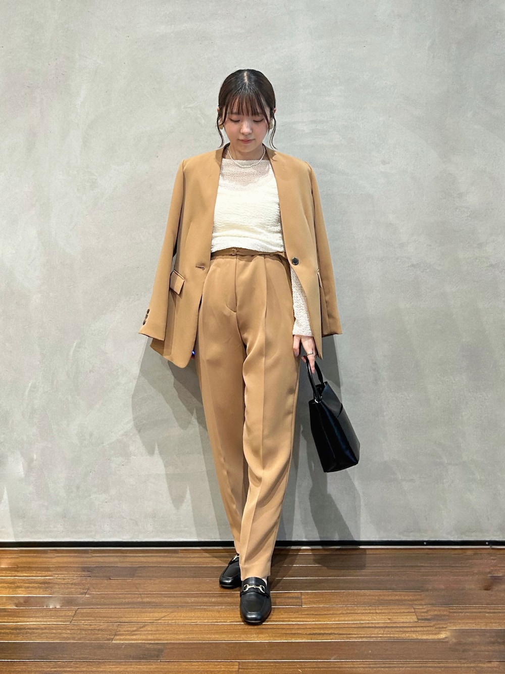 イエロー系のノーカラージャケット、イエロー系のその他パンツ、ブラック系のショルダーバッグを着用したレディースの秋コーディネートの1枚目の写真