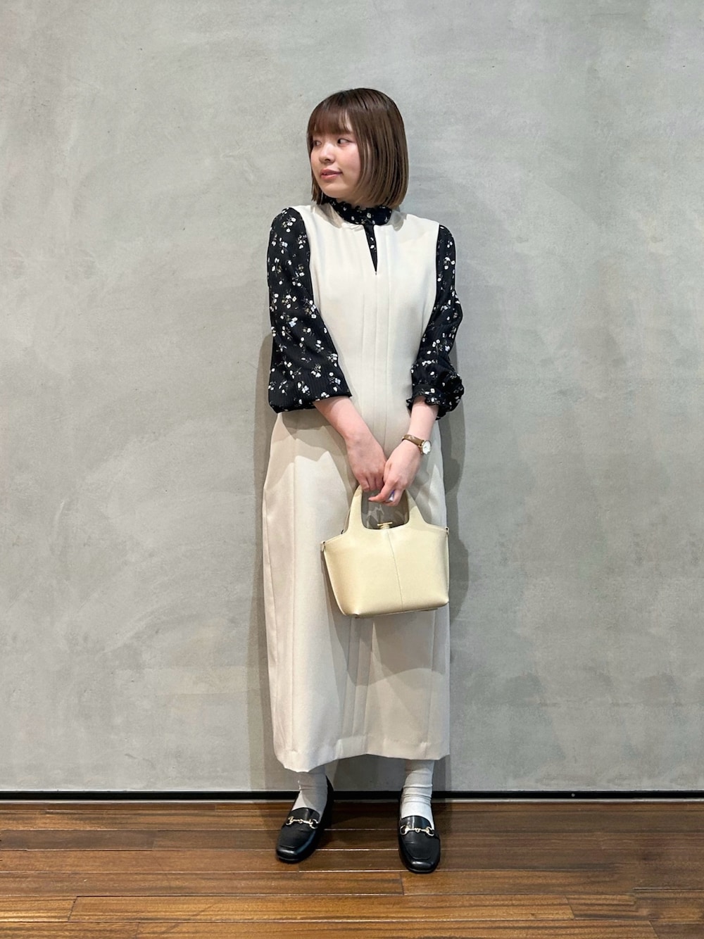 ベージュ系のワンピース、ブラック系のシャツ/ブラウス、ブラック系のローファーを着用したレディースの夏コーディネートの1枚目の写真