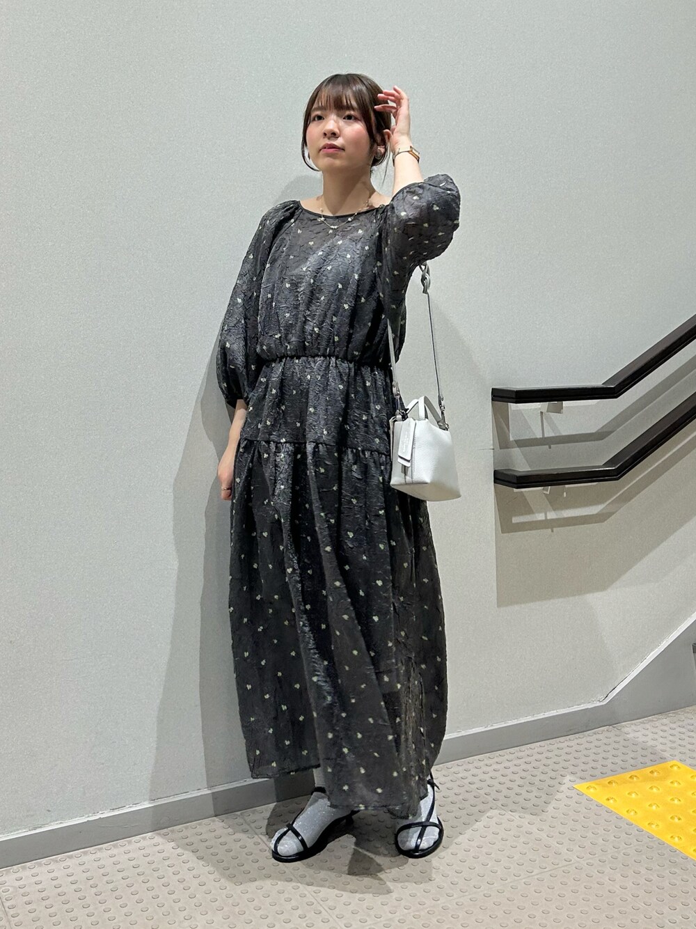 その他のワンピース、グレー系のショルダーバッグ、ブラック系のサンダルを着用したレディースの春コーディネートの1枚目の写真