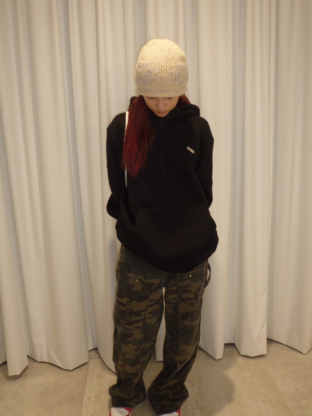 ブラック系のスウェットを着用したレディースの秋コーディネートの1枚目の写真