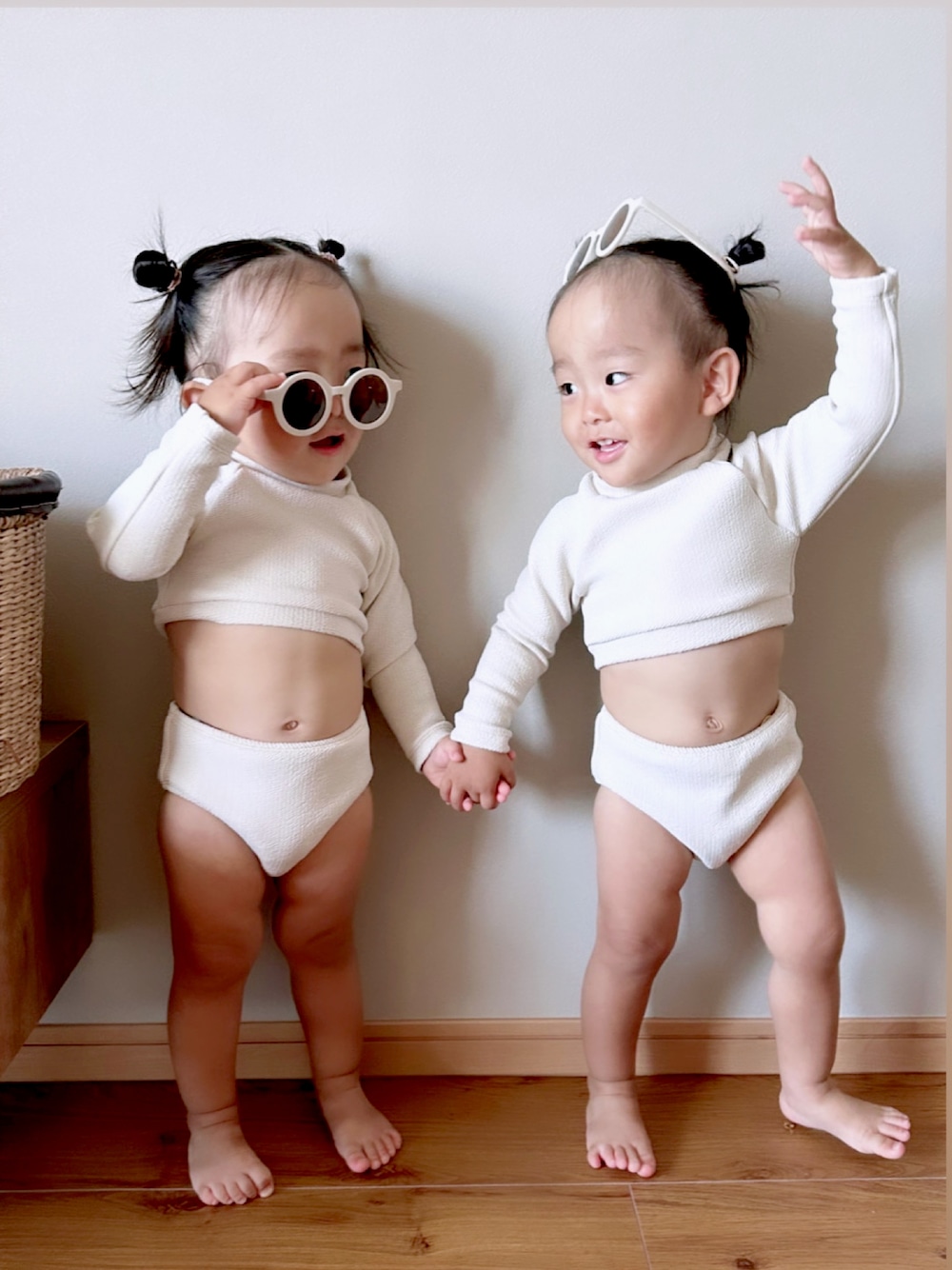 「お出かけコーデ、めがね、夏セールで買いました」｜「son＆daughterのアイテム（ラッシュガード、ホワイト系）」を使った、双子のジョジココさん（キッズ・80cm）の夏コーディネートの1枚目の写真