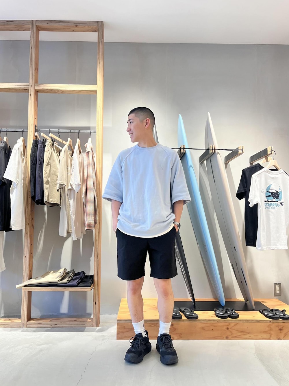 ブルー系のTシャツ/カットソー、ホワイト系のTシャツ/カットソー、ブラック系のその他パンツを着用したメンズの夏コーディネートの1枚目の写真