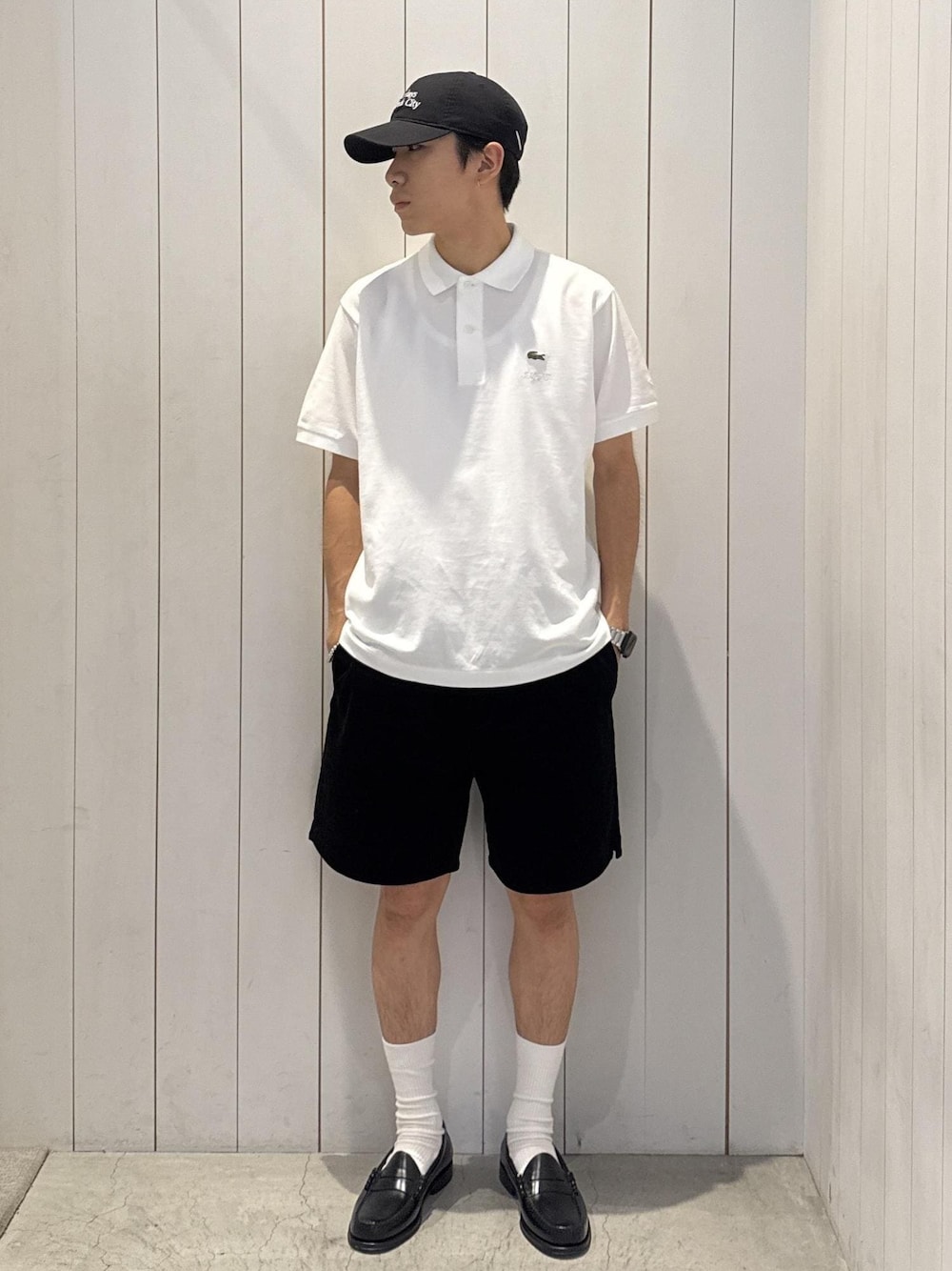 ブラック系のその他パンツ、ホワイト系のポロシャツを着用したメンズの夏コーディネートの1枚目の写真