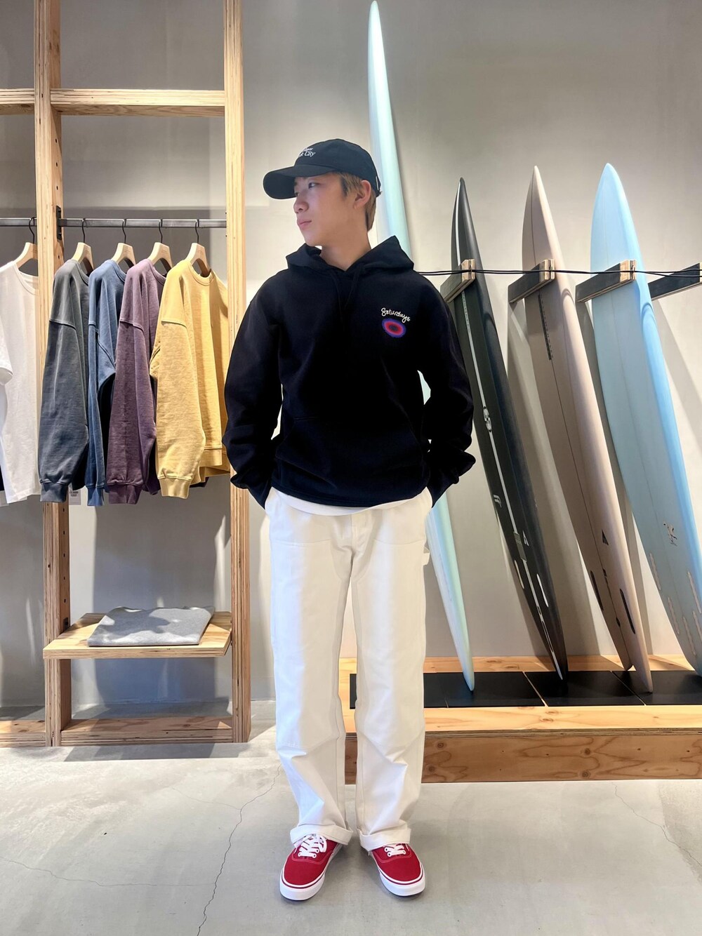 「パーカー、黒、カーペンターパンツ、白、キャップ、定番、新作、vans、赤、Saturdays NYC」｜「Saturdays NYCのDitch Shawna X Cosima Hoodie（パーカー、ブラック系）」を使った、さとりさん（メンズ・170cm）の春コーディネートの1枚目の写真