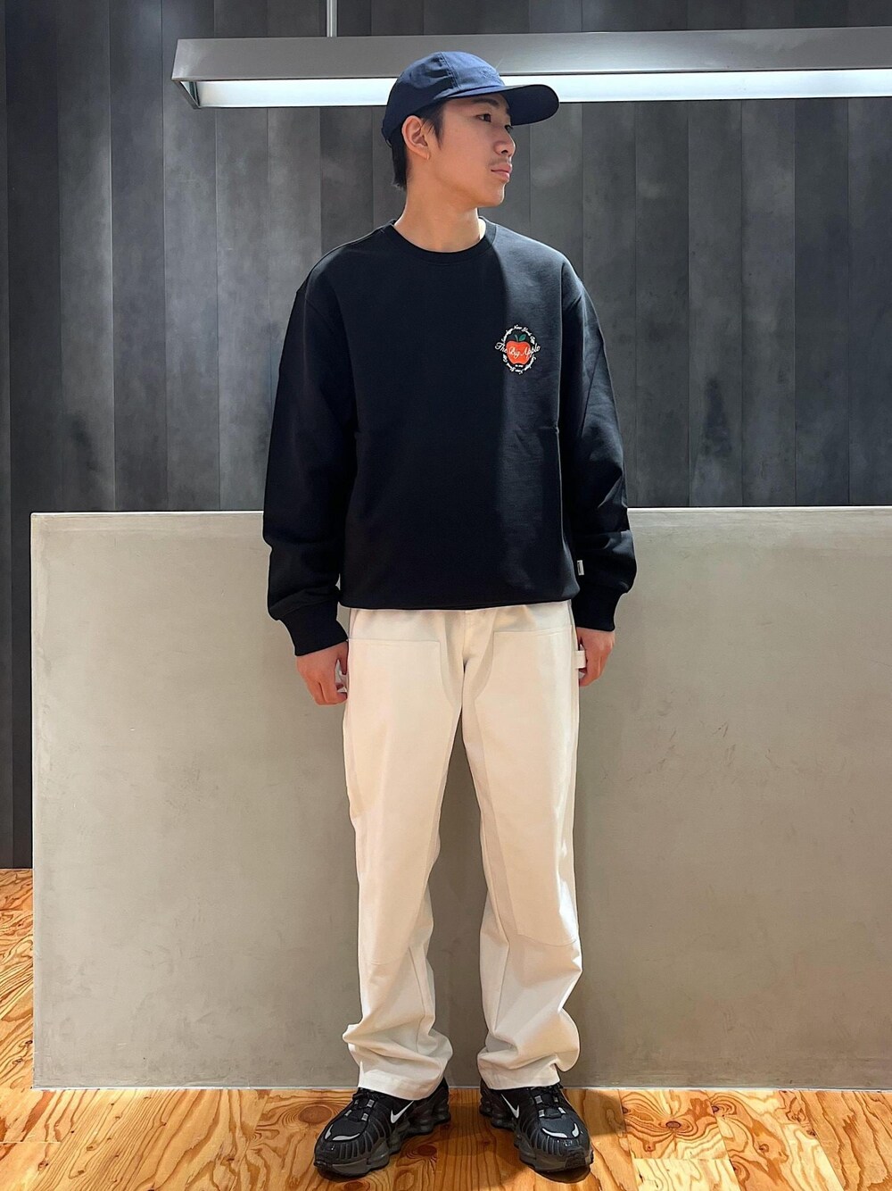 「SaturdaysNYC、新作アイテム、スウェット、ブラック、カーペンターパンツ、ホワイト、ネイビー、キャップ、NIKE、初秋コーデ、秋コーデ、初冬コーデ、お仕事コーデ、デートコーデ、お出かけコーデ」｜「Saturdays NYCのLogo Sock（ソックス/靴下、ブラック系）」を使った、さとりさん（メンズ・170cm）の夏コーディネートの1枚目の写真
