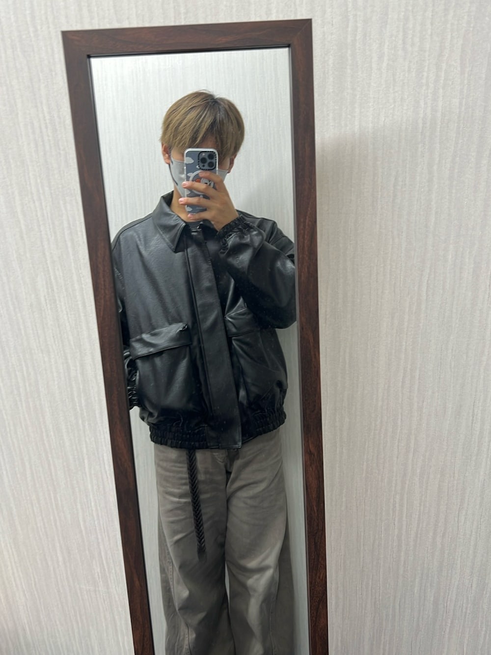 ブラック系のブルゾン、ブラウン系のデニムパンツ、ブラック系のベルトを着用したメンズの秋コーディネートの1枚目の写真