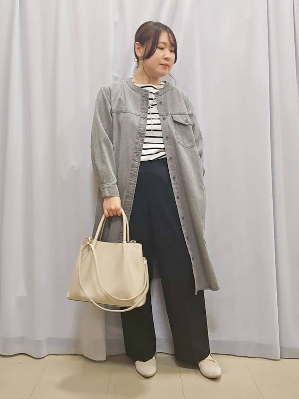グレー系のワンピース、ホワイト系のTシャツ/カットソー、ブラック系のその他パンツを着用したレディースの春コーディネートの1枚目の写真