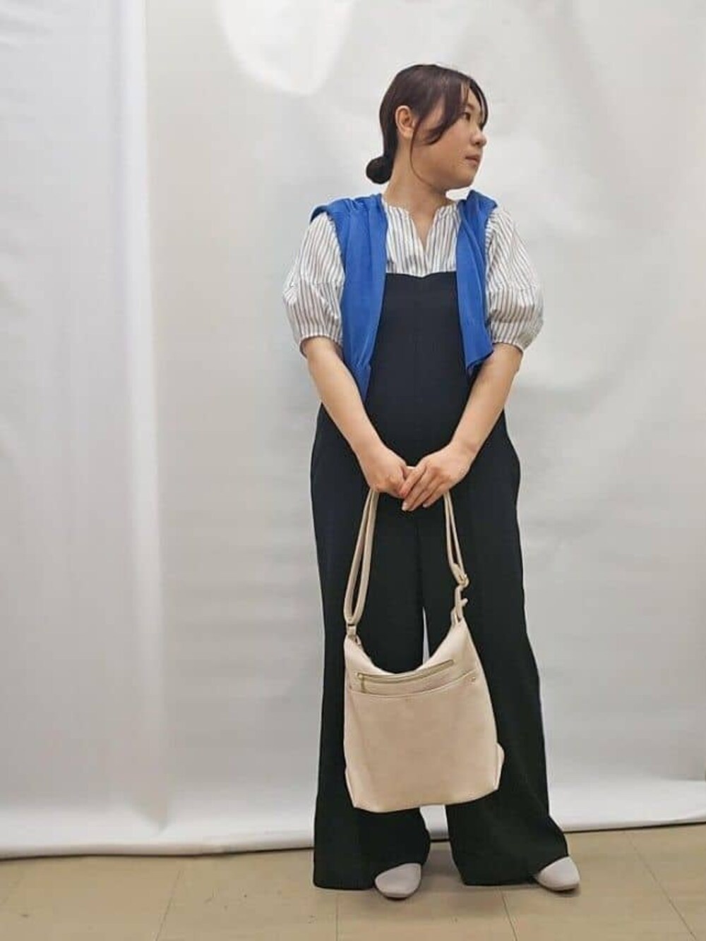 ブルー系のカーディガン/ボレロ、ホワイト系のシャツ/ブラウス、ブラック系のサロペット/オーバーオールを着用したレディースの夏コーディネートの1枚目の写真