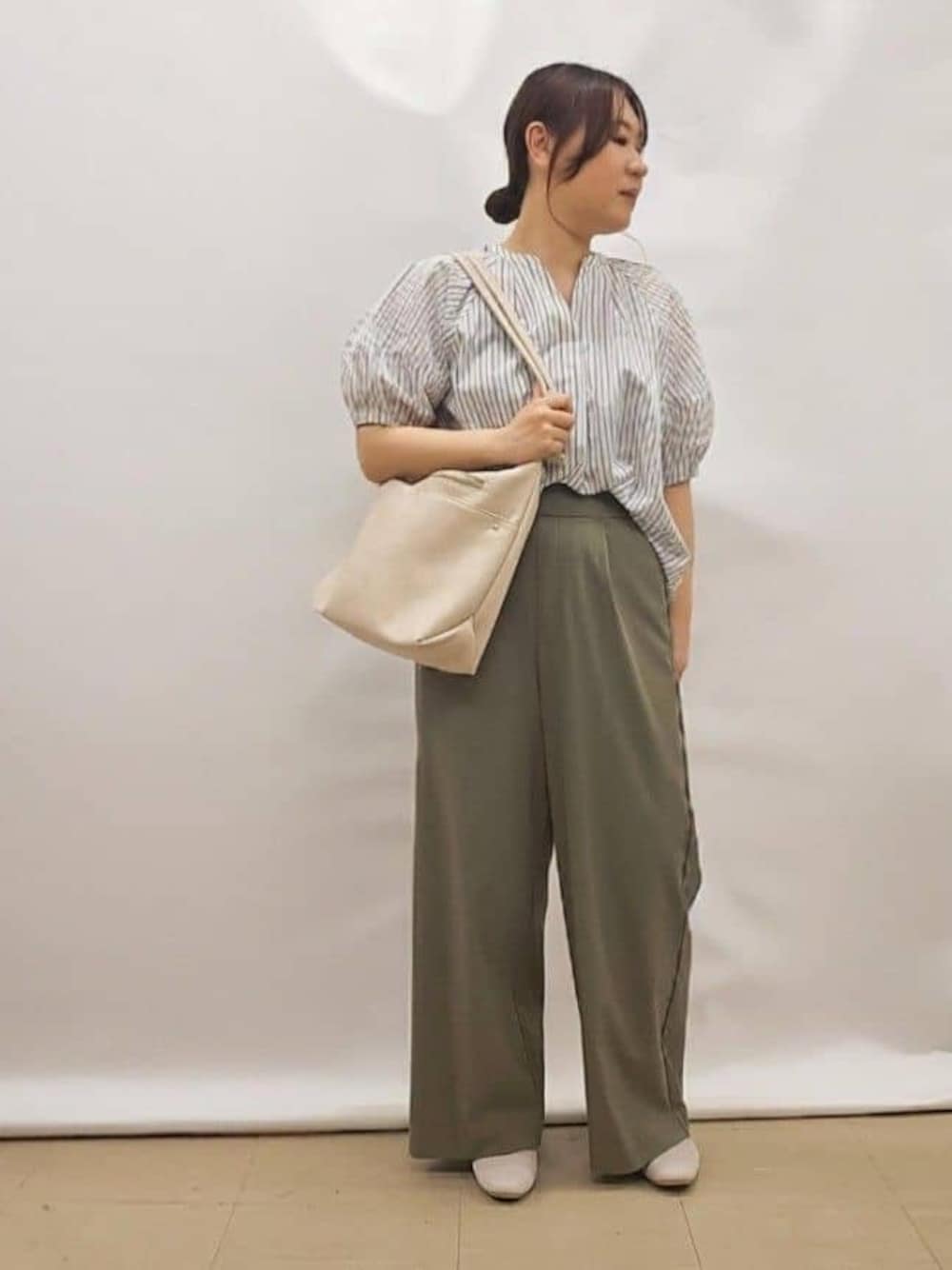 ホワイト系のシャツ/ブラウス、グリーン系のその他パンツ、グレー系のその他シューズを着用したレディースの春コーディネートの1枚目の写真