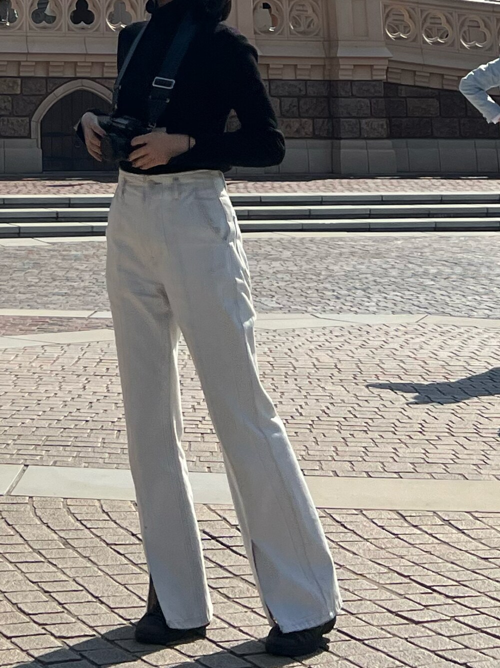 「ディズニーコーデ、101匹わんちゃん」｜「PAGEBOYのフロントスリットジーンズ (フレアデニム)（デニムパンツ、ホワイト系）」を使った、めんたいもちこさん（レディース・158cm）の春コーディネートの1枚目の写真