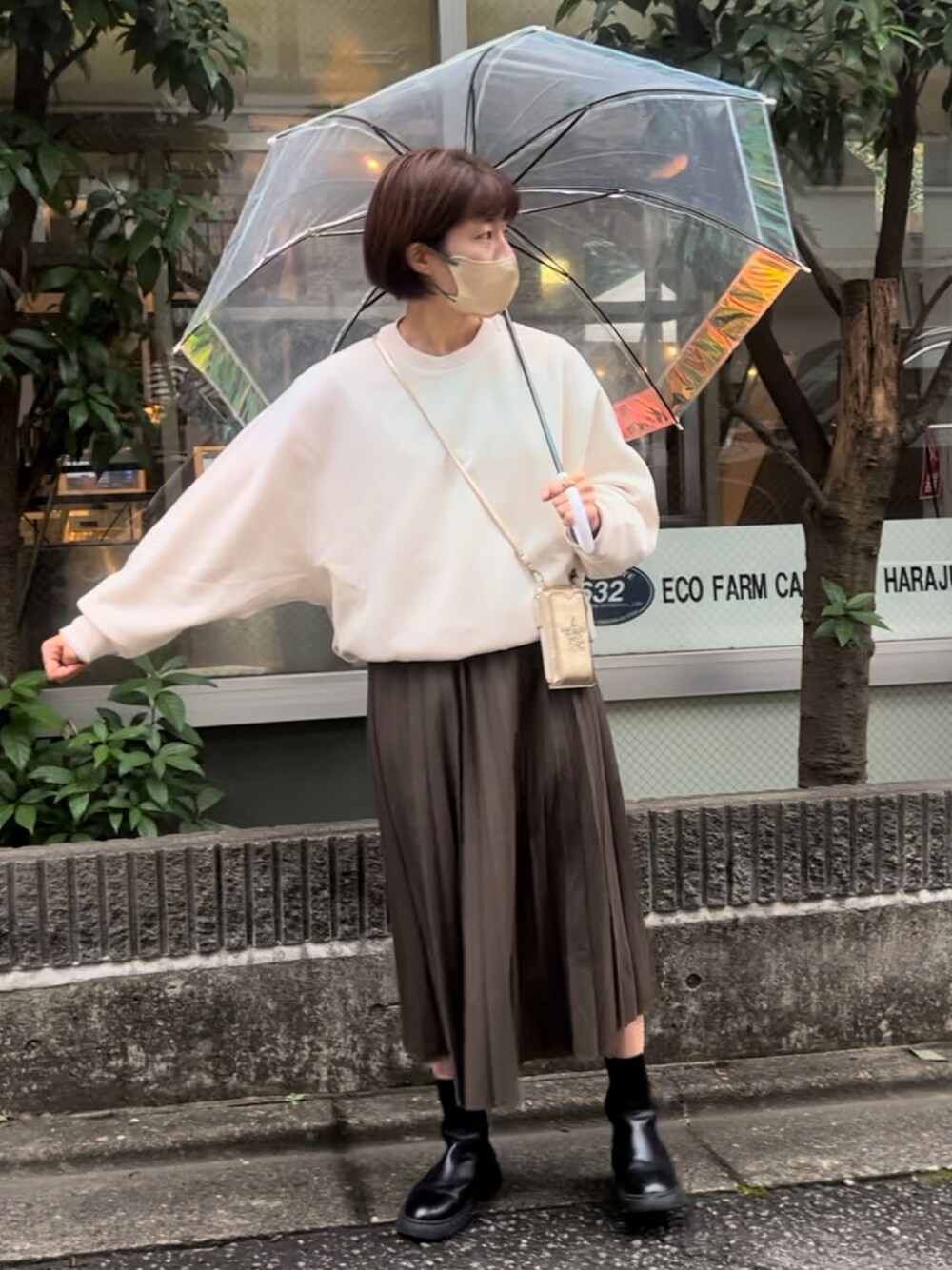 「秋ルック紹介するよ、雨の日コーデ、傘、オーロラ傘、プリーツスカート、ユニクロ、UNIQLO、スウェット、ブーツ、ショートブーツ、スマホショルダー、ロングスカート、ママコーデ、雨の日スタイル、3coins」｜「ActuallyのJelly星 スマホショルダーバッグ  モバイルポーチ（スマホケース/カバー、ゴールド系）」を使った、ayaさん（骨格ウェーブ・レディース・159cm）の秋コーディネートの1枚目の写真