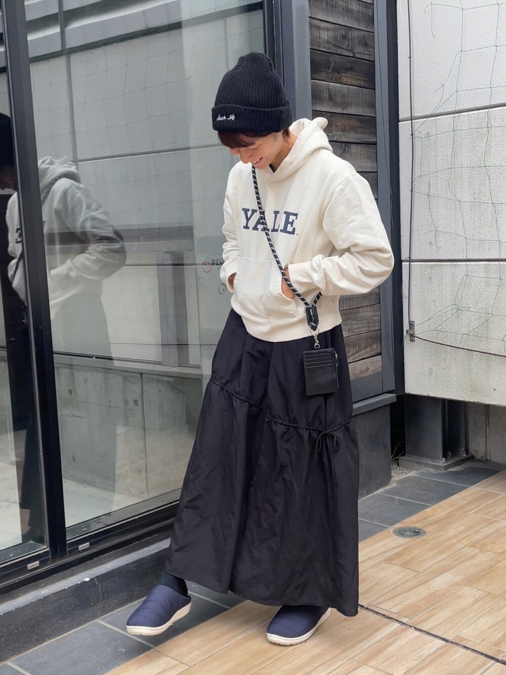 「パーカー、SUBU、大人カジュアル、カジュアルコーデ、ビーニー、ニット帽、ロングスカート、スマホショルダー、スマホストラップ、ママコーデ、モノトーン、シンプルコーデ、カジュアル、チャオパニック、ラクチンコーデ」｜「SUBUのSUBU RE: スブ ウィンターサンダル（スリッポン、ブラック系）」を使った、ayaさん（骨格ウェーブ・レディース・159cm）の秋コーディネートの1枚目の写真