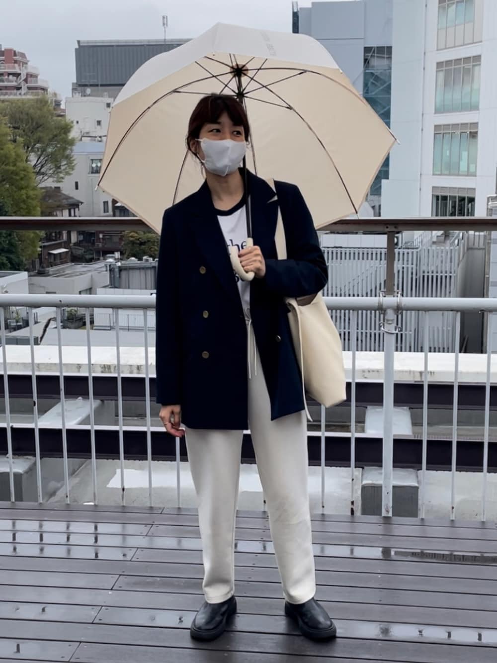 「雨の日コーデ、ブレザー、ジャケット、スウェット、スウェットパンツ、ブーツ、ショルダーバッグ、テーラードジャケット、GU、プタプラ、UNIQLO、カジュアルコーデ、ママコーデ、紺ブレ、春コーデ」｜「Actuallyのフェイクレザー ワイドベルト ショルダーバッグ（ショルダーバッグ、ホワイト系）」を使った、ayaさん（骨格ウェーブ・レディース・159cm）の春コーディネートの1枚目の写真