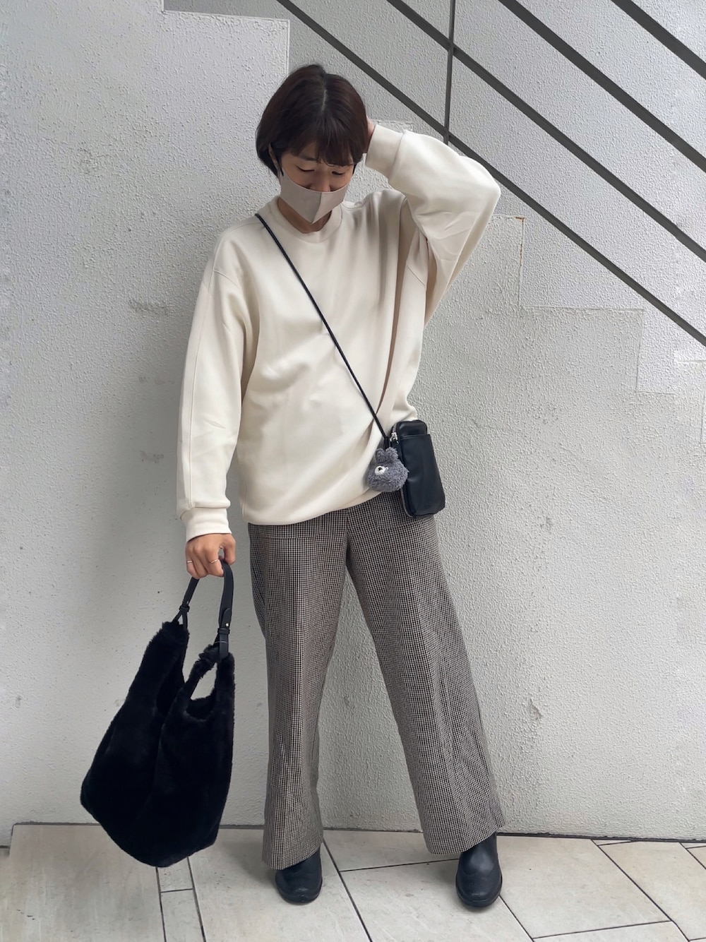 「秋ルック紹介するよ、チェック、チェックパンツ、トートバッグ、UNIQLO、スウェット、スマホショルダー、オトナカジュアル、秋コーデ、シンプルスタイル、パンツスタイル、レインブーツ、ショートブーツ、ユニクロ、ブランチブラザー」｜「Actuallyのコットニー ファーバッグ（トートバッグ、ブラック系）」を使った、ayaさん（骨格ウェーブ・レディース・159cm）の秋コーディネートの1枚目の写真