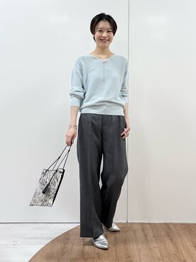 「INDIVI（インディヴィ）の【ウール混ラメ素材】Vネック煌めきニット（ニット/セーター、ブルー系）」を使った、kanaeさん（レディース・166cm）の冬コーディネート