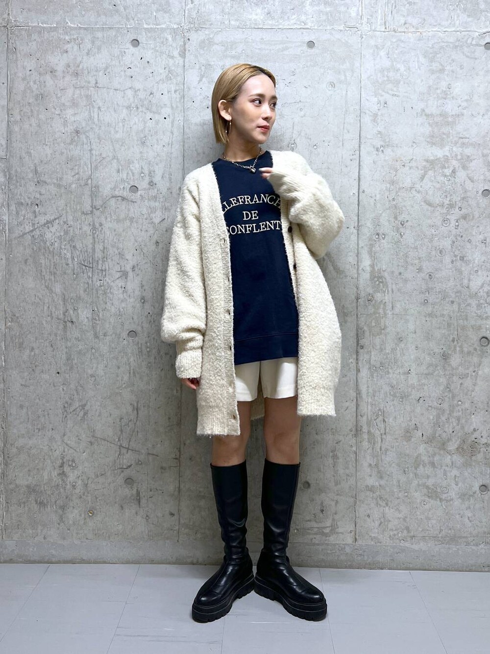 「着痩せ・細見え、ワントーン、公認インフルエンサー_LOWRYS FARM、きれいめ、カジュアル、ヘルシー、休日コーデ、デート/ロマンティック、秋コーデ、冬コーデ、ローリーズスタイル_LOWRYS FARM、LOWRYS FARM」｜「LOWRYS FARMのウラケロゴプルオーバーＬＳ　102258（スウェット、ブルー系）」を使った、Uiさん（レディース・158cm）の冬コーディネートの1枚目の写真