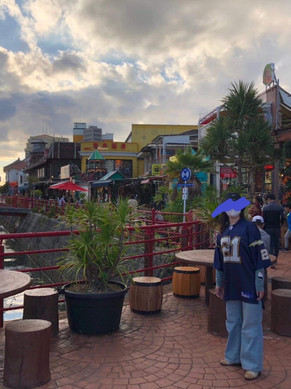 「バケットハット、東海オンエア、ゲームシャツ、フレアデニム、古着、ワントーンコーデ、レイヤードスタイル、americanvillage」｜「thriftedのアイテム（その他トップス、ブルー系）」を使った、Chiiiiiさん（レディース・160cm）の冬コーディネートの1枚目の写真