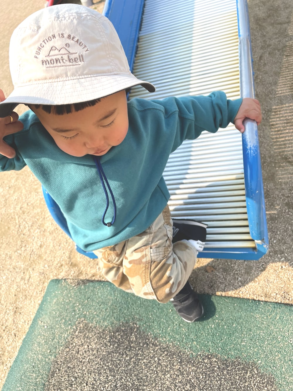 「赤ちゃん、赤ちゃんコーデ、あかちゃんコーデ、ベビー、ベビーコーデ、1歳、男の子、男の子コーデ、おとこのこ、むすこーで、mont-bell、ZARA KIDS、キッズコーデ、キッズファッション、カジュアルコーデ」｜「mont-bellのアイテム（ハット、ベージュ系）」を使った、kankanさん（キッズ・80cm）の春コーディネートの1枚目の写真